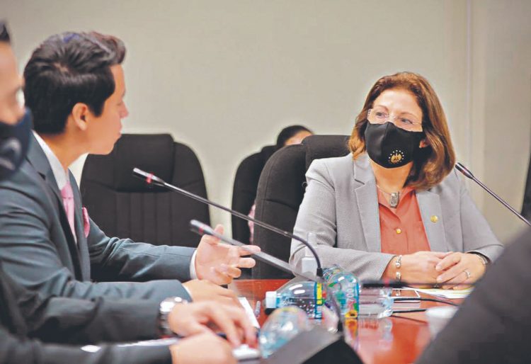 Explica. La ministra de Educación,
Carla Hananía, llegó a sesión de la
comisión de hacienda de la Asamblea.