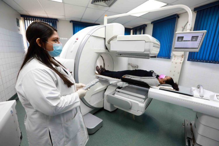 El ISSS cuenta con el equipo y personal capacitado para la detección y tratamiento de la enfermedad. Foto: Diario El Salvador.
