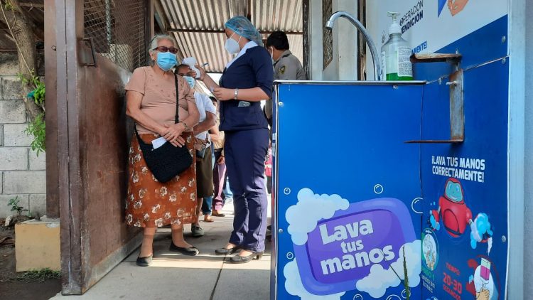 El lavado de manos contribuye a disminuir el riesgo de contagios con el virus. Foto: Boris Lozano/Diario El Salvador.