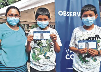 Madre lleva a gemelos a vacunarse en Chapeltique, San Miguel