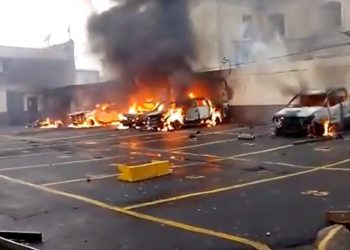 Manifestantes incendian vehículos e intentan entrar por la fuerza al Congreso de Guatemala