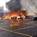 Manifestantes incendian vehículos e intentan entrar por la fuerza al Congreso de Guatemala