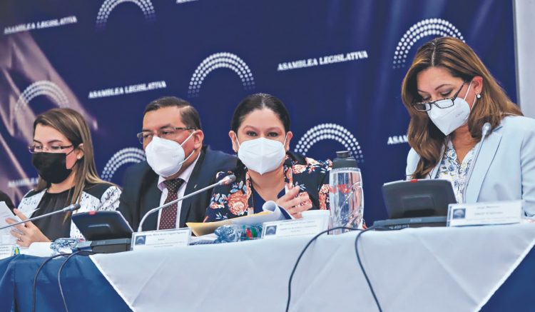 Taller. La comisión de la familia llevó
a cabo ayer un taller para analizar las
enmiendas a la ley de adopciones.