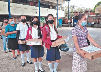 Padres de familia reciben computadoras en la zona rural de Ahuachapán