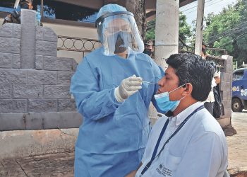 Población acude masivamente a tomarse la prueba de la COVID-19 en La Unión