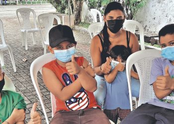 Bessi llevó a vacunar a su hijo y sobrinos en San Lorenzo, Ahuachapán