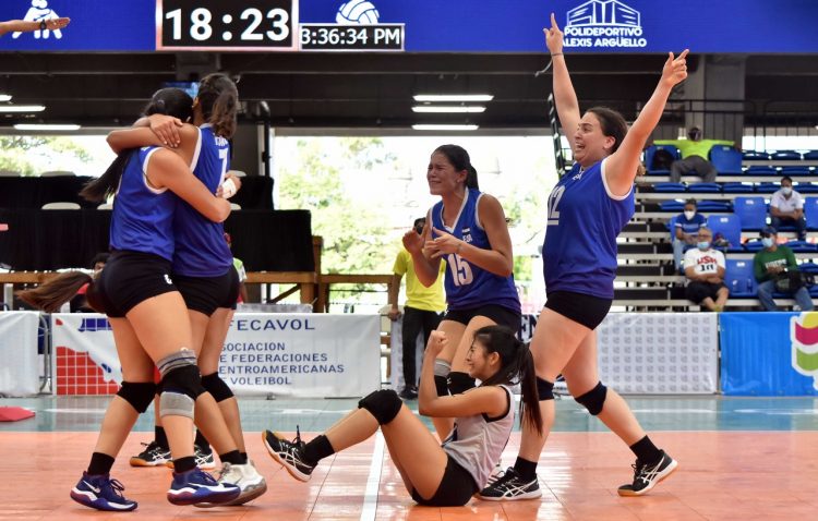 Las integrantes del equipo nacional festejan con toda la alegría posible, su triunfo ante Guatemala por 3-1. Foto INDES.