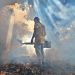 Reos en fase de confianza colaboran con labores de fumigación en San Lorenzo, Ahuachapán