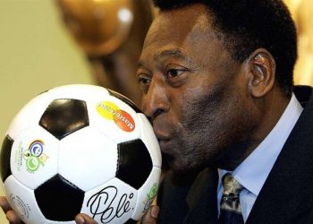 Pelé celebra animado sus 81 años y Santos le rinde homenaje