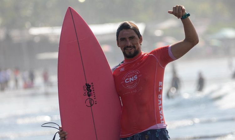 El surfista Bryan Pérez sigue demostrando que en la categoría Open, no tiene rivales. Foto de Mario Amaya.