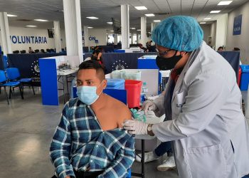 La vacunación es la principal estrategia contra la COVID-19
