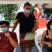 Madre lleva a gemelos a vacunarse en Santa Ana