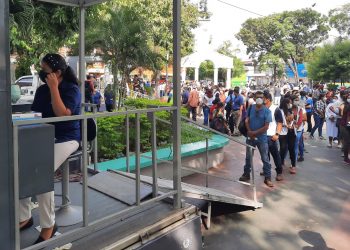 Mined continúa entregando computadoras en San Vicente