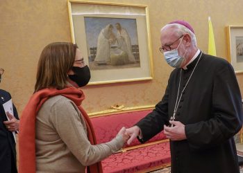 Canciller de El Salvador se reúne con representante del Vaticano durante su visita en Italia