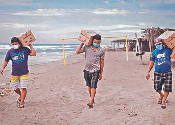 Ministerio de Agricultura entrega paquetes alimentarios a pescadores en Jujutla, Ahuachapán