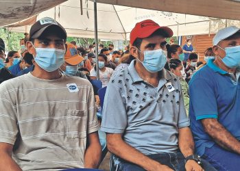 Centroamericanos acuden a vacunarse en Santa Rosa de Lima
