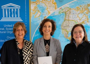 Ministra de Relaciones Exteriores, Alexandra Hill, se reúne con la directora general de la UNESCO, en Francia