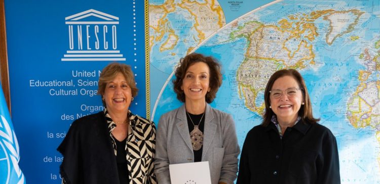 Ministra de Relaciones Exteriores, Alexandra Hill, se reúne con la directora general de la UNESCO, en Francia
