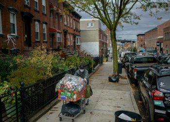 Miles de pobres de Nueva York malviven del reciclaje de latas