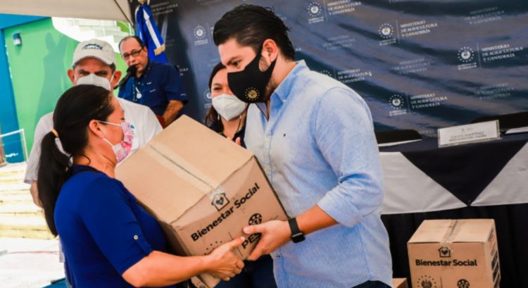 El ministro de Agricultura entrega paquetes alimentarios a mujeres pescadoras. Foto cortesía.