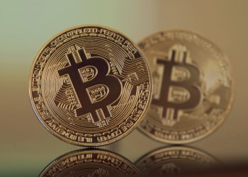 Precio del bitcoin mantiene tendencia ascendente y supera los $64,000