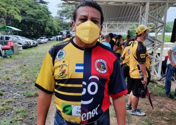Viroleño Gilberto Vela contó la historia de su curiosa camiseta: «Soy aficionado de los dos equipos»