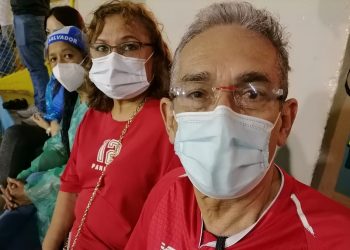 Los esposos Valdés hicieron el viaje a El Salvador para ver a la selección de Panamá contra la Selecta