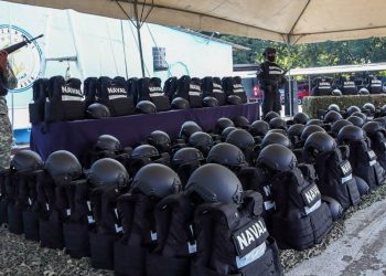Entregan suministros de seguridad a miembros de la Fuerza Naval