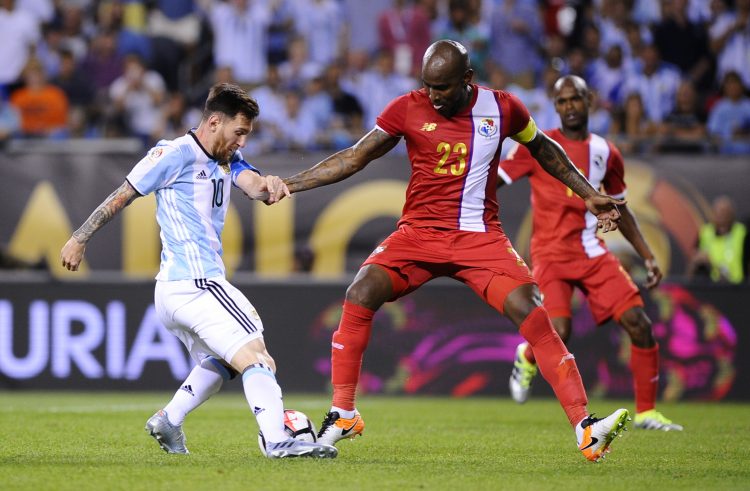 Felipe Baloy marca al argentino Lionel Messi, en un duelo amistoso. Foto Concacaf