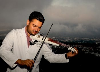 «La música y la medicina son dos pasiones que pueden combinarse para ayudar a la gente»: Juan Galán, médico y violinista salvadoreño