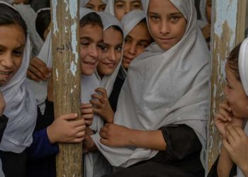 Las niñas regresan a la escuela secundaria en una provincia afgana
