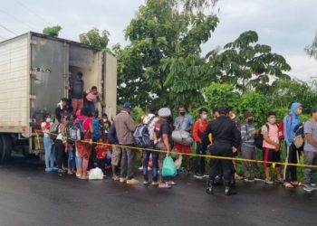 Encuentran a más de un centenar de migrantes haitianos abandonados dentro de un contenedor en Guatemala