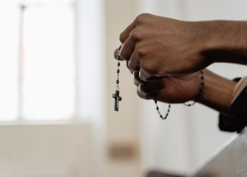 Sacerdotes deben alertar de abusos a menores pese al secreto de confesión, advierte ministro francés