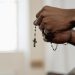 Sacerdotes deben alertar de abusos a menores pese al secreto de confesión, advierte ministro francés