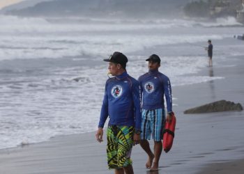 Autoridades realizan búsqueda de joven arrastrado por oleaje en playa El Majahual