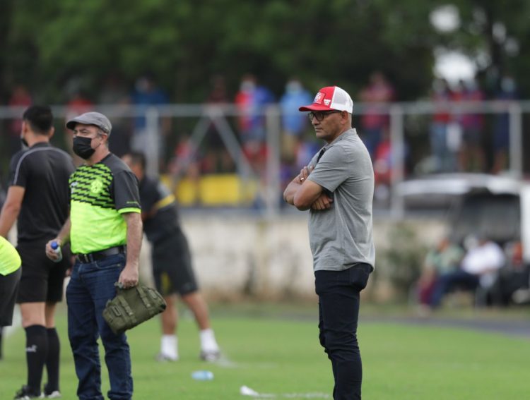 Jorge Rodríguez durante el cotejo entre gallos y tigrillos en Zacatecoluca. Foto: Edison González/DES