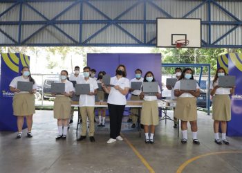 Ministra de Educación entrega computadoras a estudiantes de bachillerato en La Libertad
