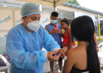 Salvadoreños reiteran beneficios de la vacunación móvil tras recibir su dosis contra la COVID-19 este lunes