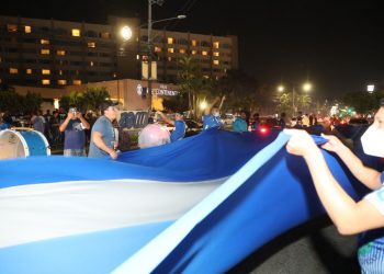 Fotos: Afición salvadoreña realiza «serenata» frente al hotel de concentración de la selección mexicana