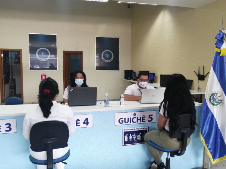 Servicios. En los consulados se puede gestionar  los pasaportes, el DUI, documentos administrativos y otros.