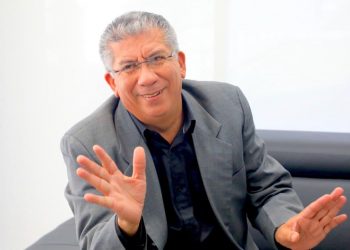 Manuel Guillén, director de Orquesta Sangre Morena: «Nunca he tocado un instrumento y no me da pena decirlo»