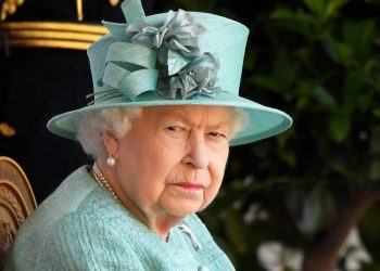 Joven de espíritu, Isabel II rechaza un premio para personas ancianas