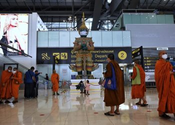 Tailandia reabre sus fronteras a los turistas vacunados después de año y medio