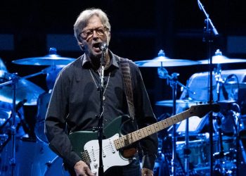 Rematan en EE.UU. guitarra usada por Eric Clapton en más de $600,000