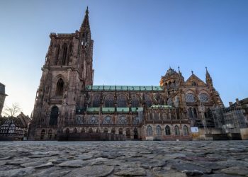 Un hombre se prende fuego frente a la Catedral de Estrasburgo, en Francia