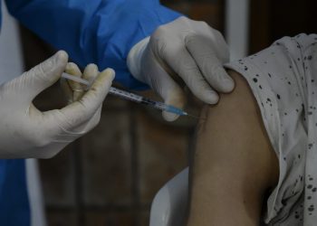 Uruguay ofrecerá vacunas anticovid para turistas a partir de diciembre