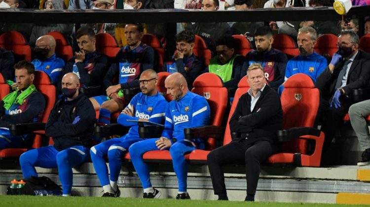 Albert Roca (segundo arriba de derecha a izquierda) en el último partido de Koeman en el fútbol español. (Photo by OSCAR DEL POZO / AFP)