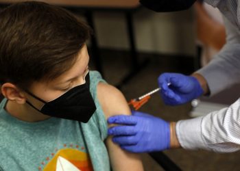 ¿Hay que vacunar a los niños contra la COVID-19?