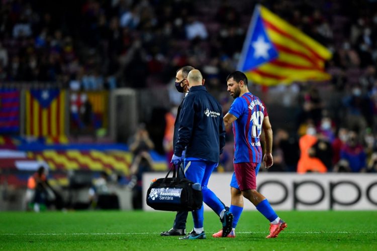 El delantero argentino del Barcelona Kun Agüero abandona el terreno de juego tras resultar lesionado durante el partido de fútbol de la Liga española entre el FC Barcelona y el Deportivo Alaves en el estadio Camp Nou. (Photo by Pau BARRENA / AFP)