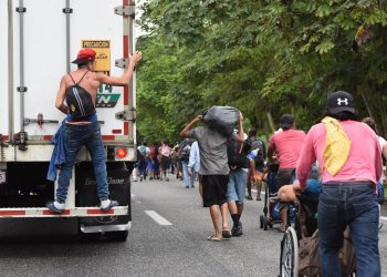 Caravana de migrantes rechaza ofrecimiento de México de tarjetas de visitante para los vulnerables